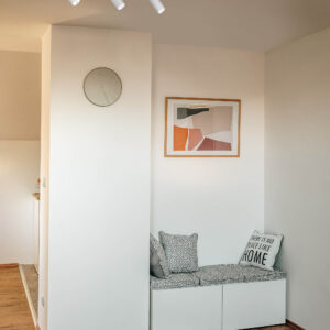 Biała listwa sufitowa z klasycznymi reflektorkami K-4729 z serii KAYLA